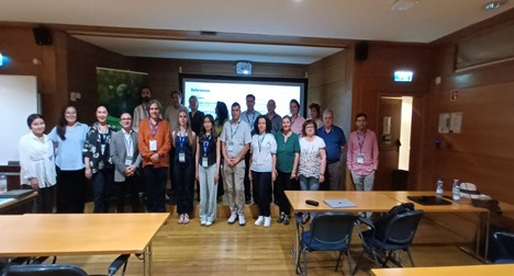 fotografie grup de persoane in interior