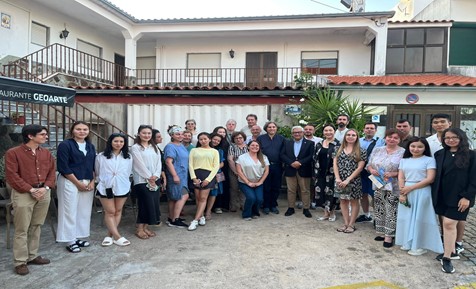 fotografie grup de persoane in aer liber